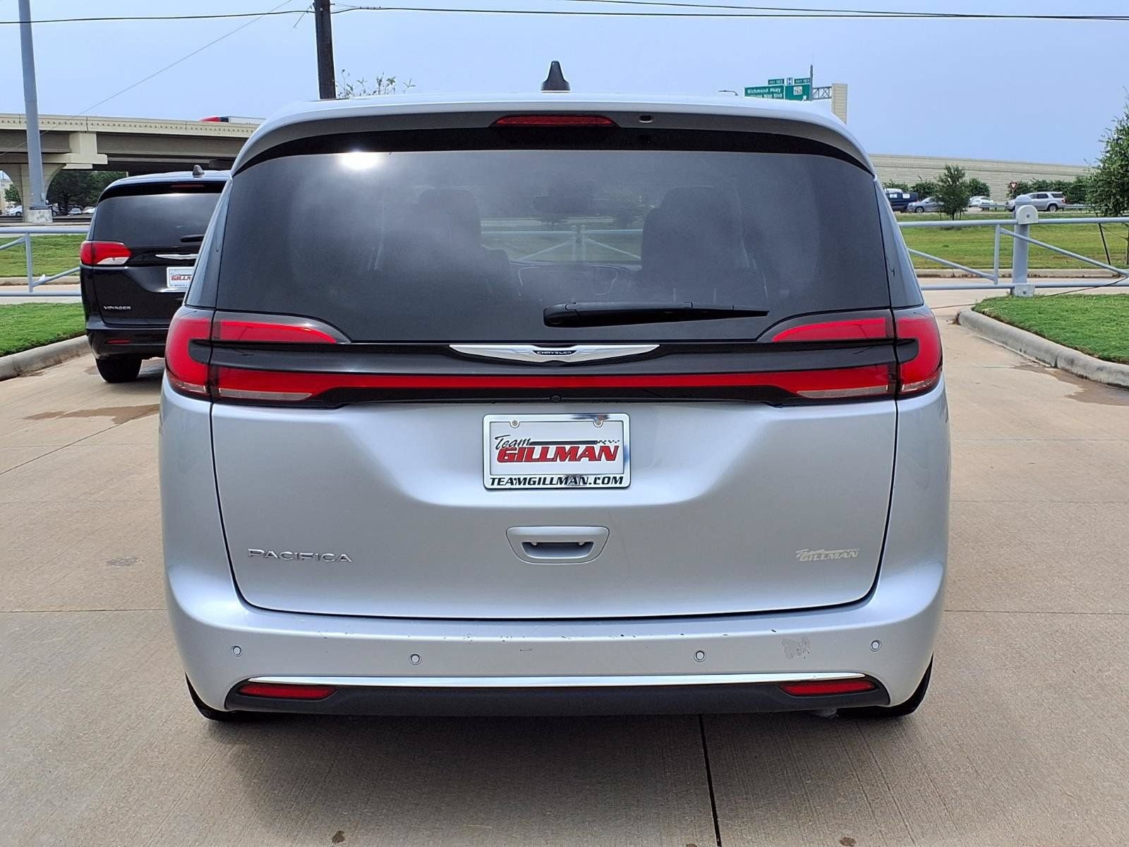 Used 2024 Chrysler Pacifica Touring-L FWD image 6