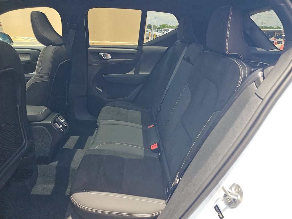 Used 2024 Volvo XC40 B5 Plus AWD/4WD image 5