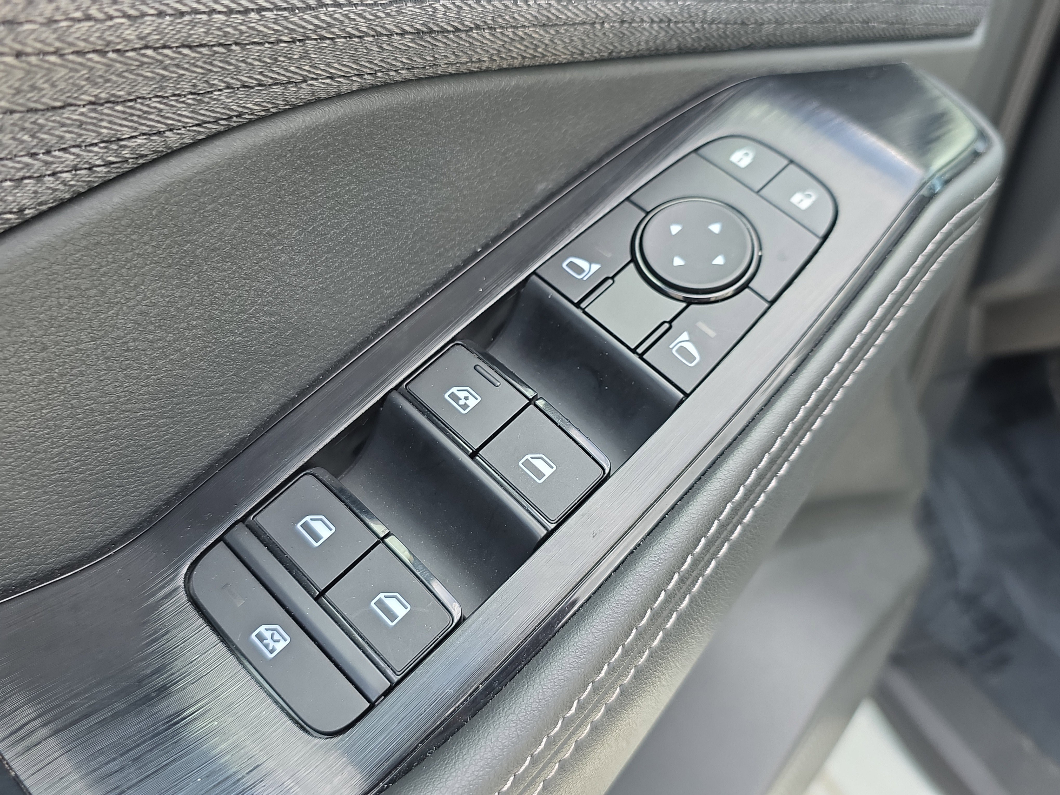 Used 2023 Nissan Rogue SV image 22