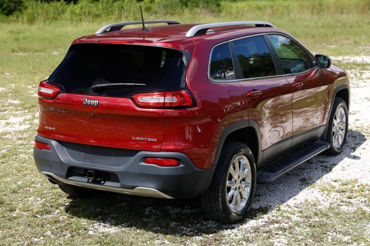 Used 2017 Jeep Cherokee Limited w/ Luxury Group AWD/4WD image 11