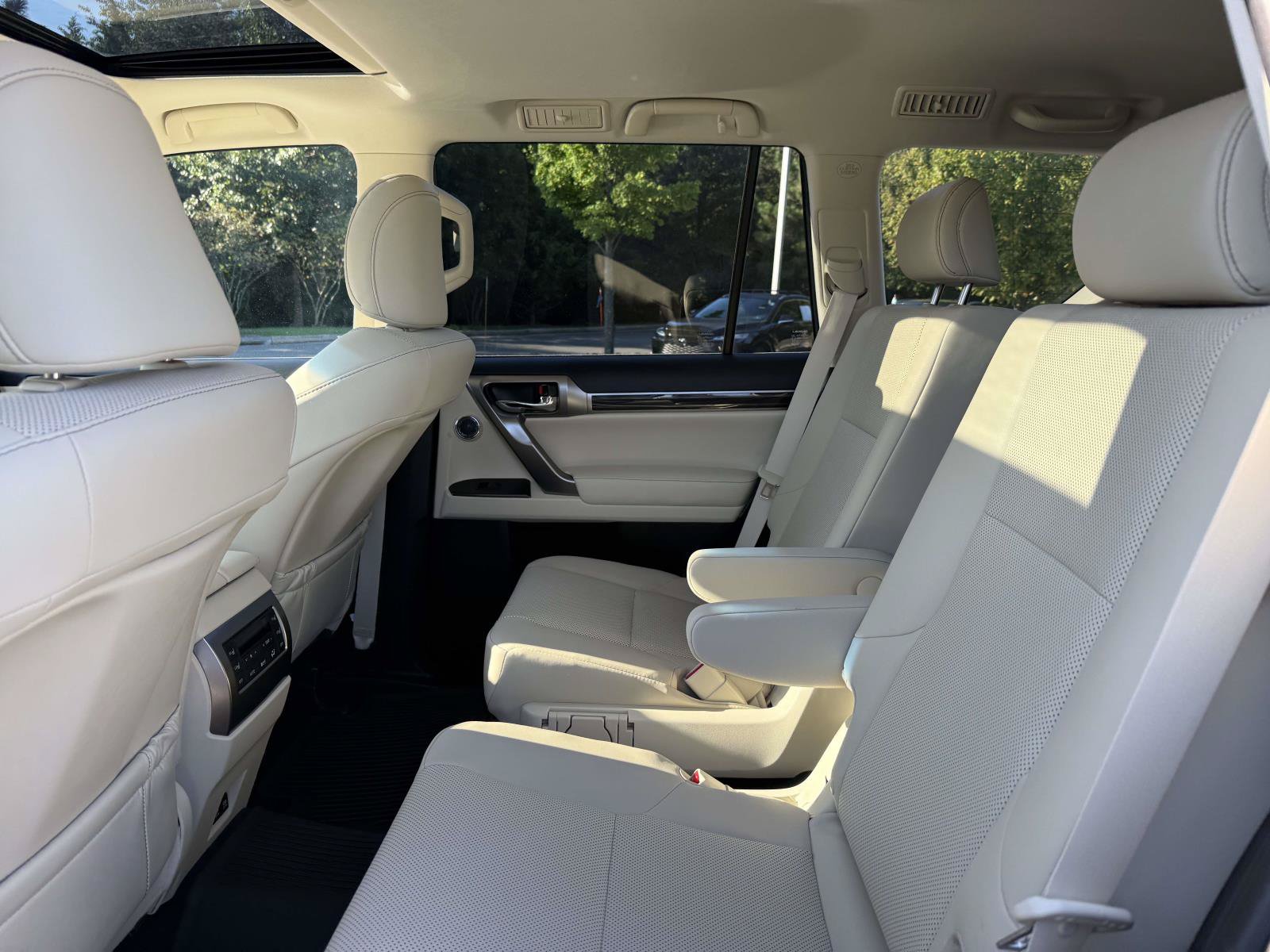 Used 2023 Lexus GX 460 Premium w/ Accessory Package AWD/4WD image 17