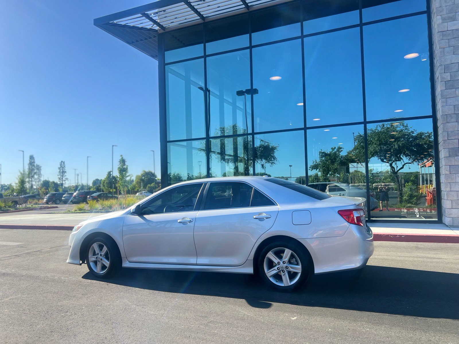 Used 2014 Toyota Camry SE FWD image 3
