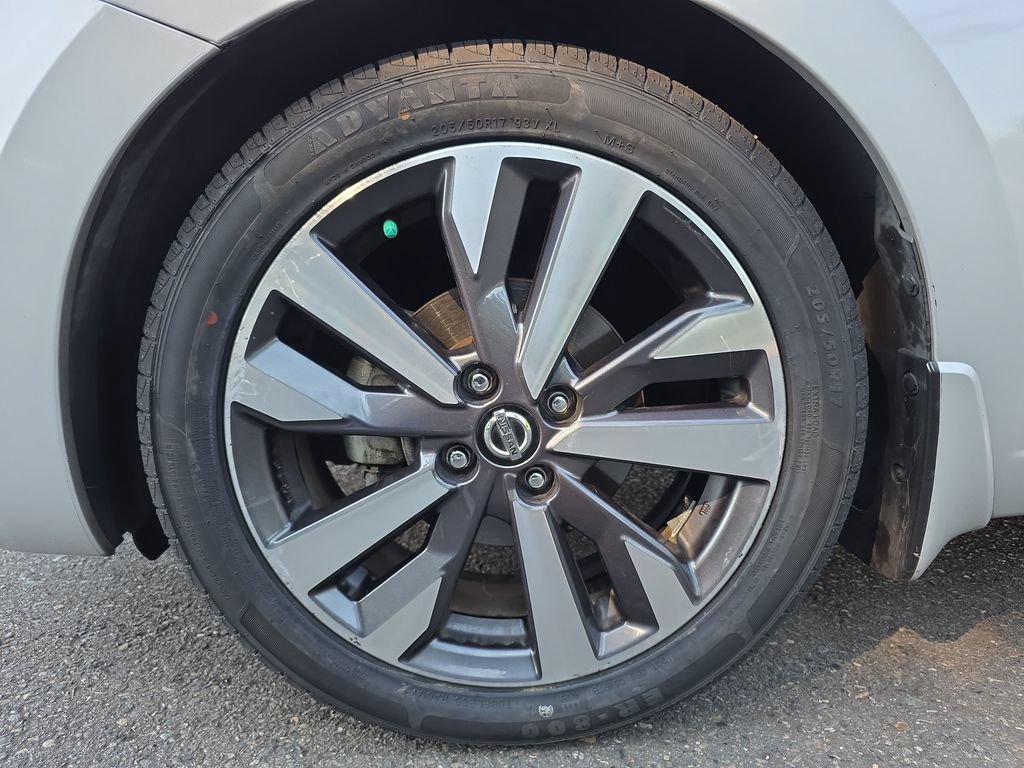 Used 2020 Nissan Versa SR w/ Trunk Package FWD image 14