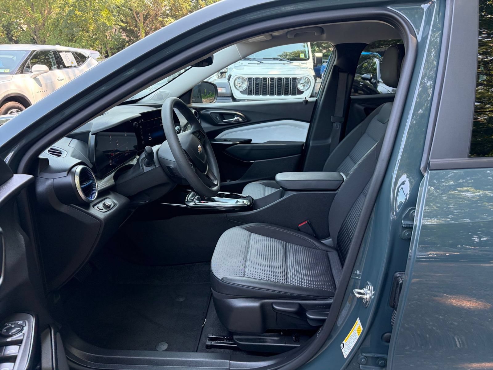 Used 2025 Chevrolet Trax LT FWD image 25