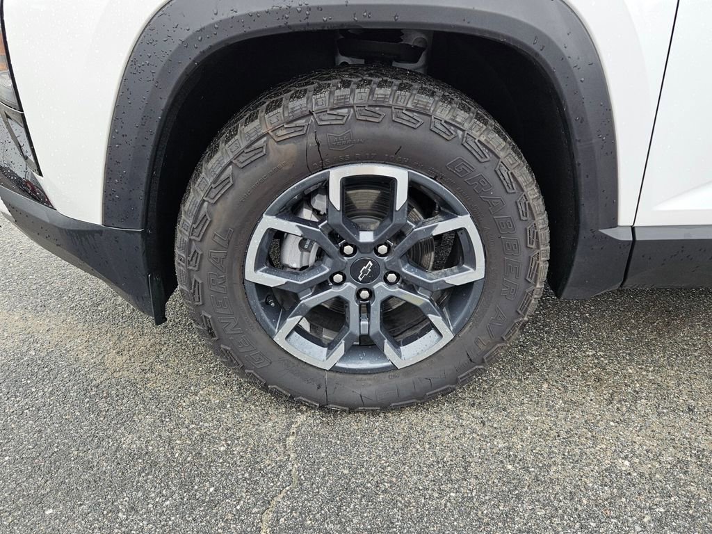 Used 2025 Chevrolet Equinox ACTIV w/ Safety and Technology Package image 9