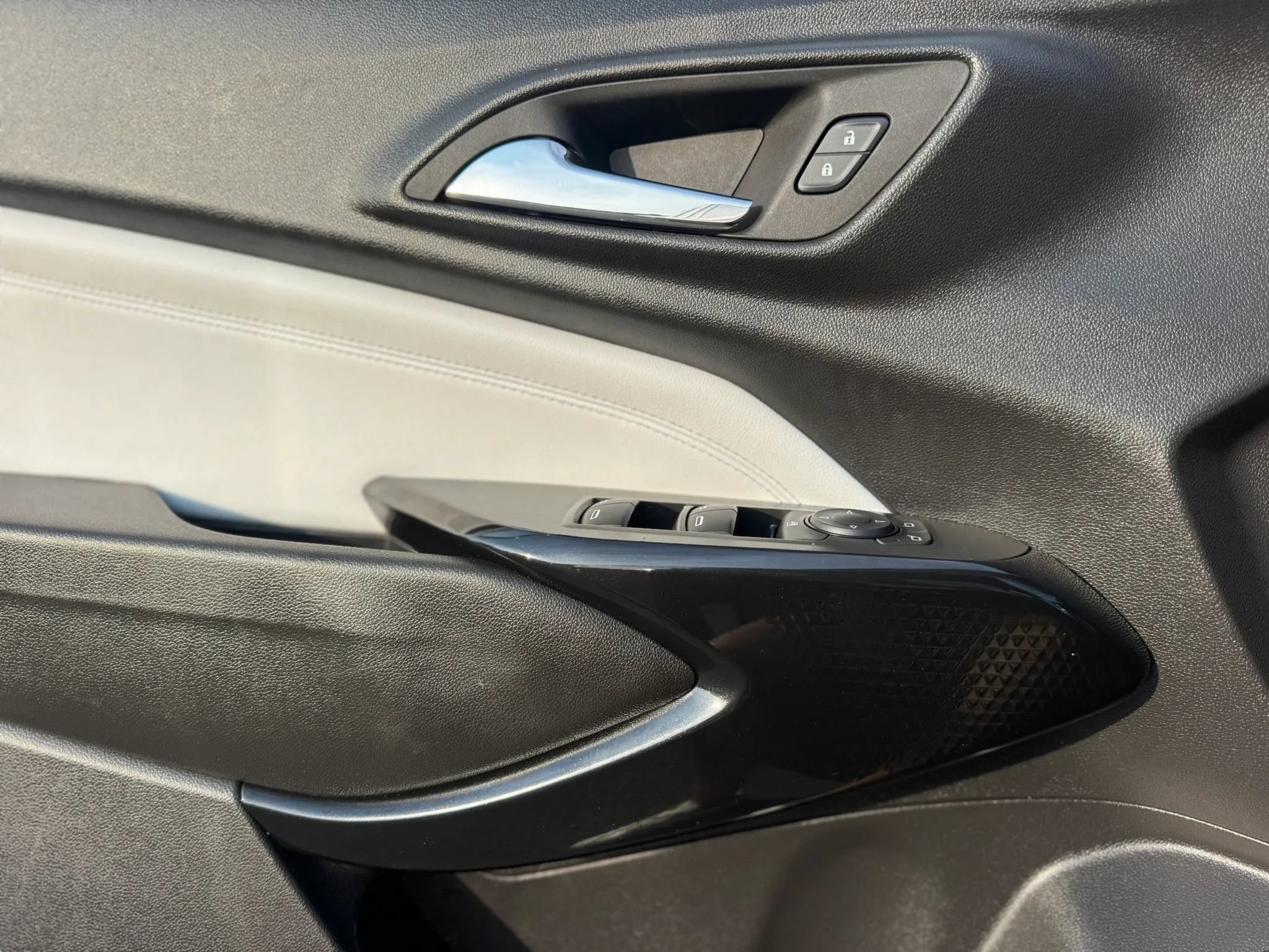 Used 2025 Chevrolet Trax LT FWD image 21