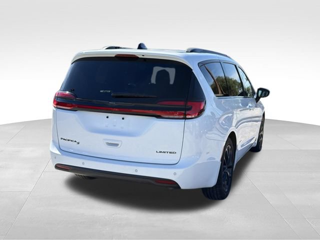 Used 2025 Chrysler Pacifica Limited FWD image 5