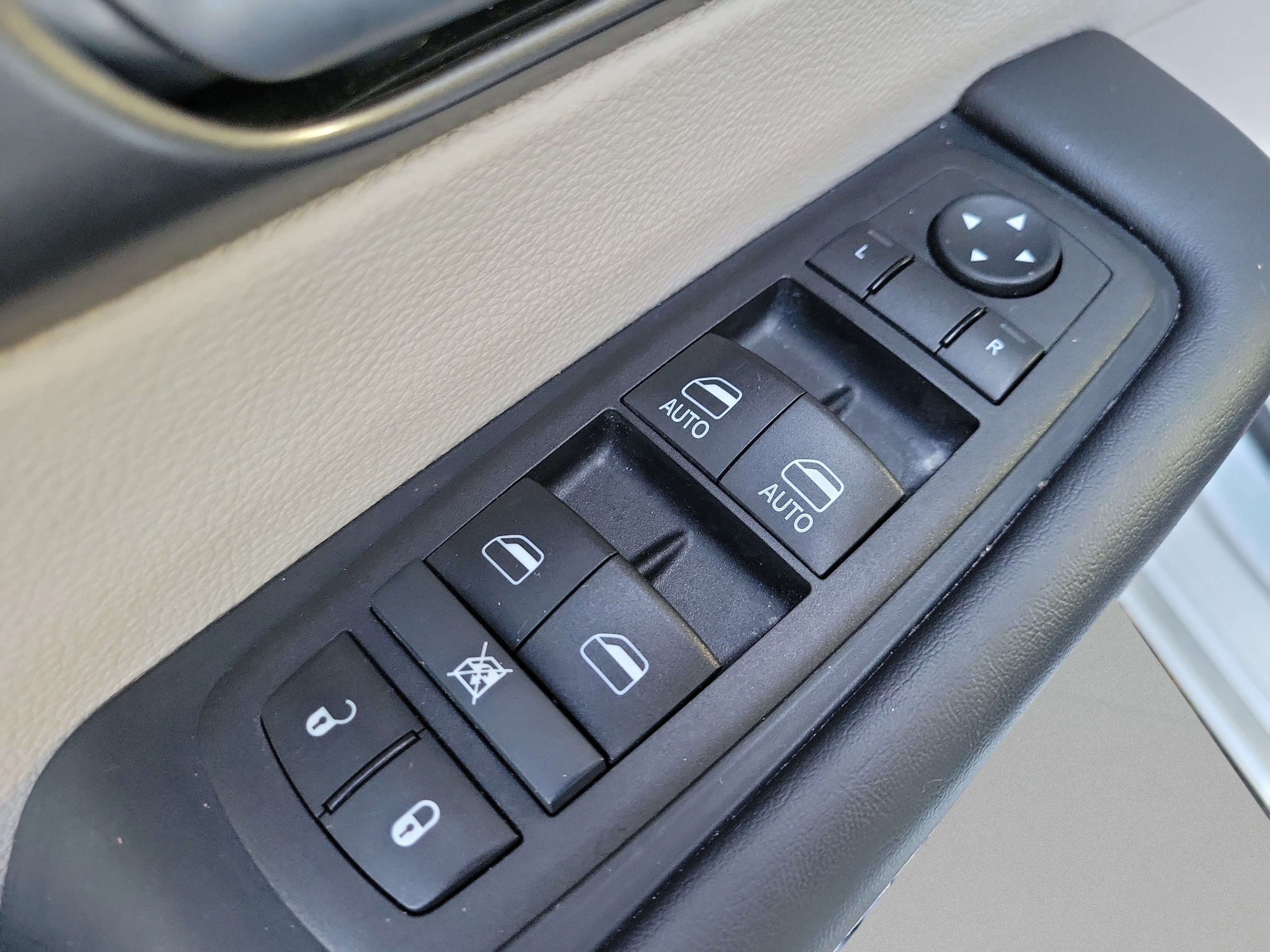 Used 2024 Chrysler Pacifica Touring-L FWD image 17