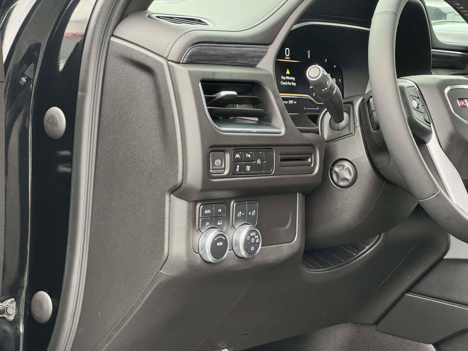 Used 2023 GMC Yukon SLT w/ SLT Premium Package AWD/4WD image 12