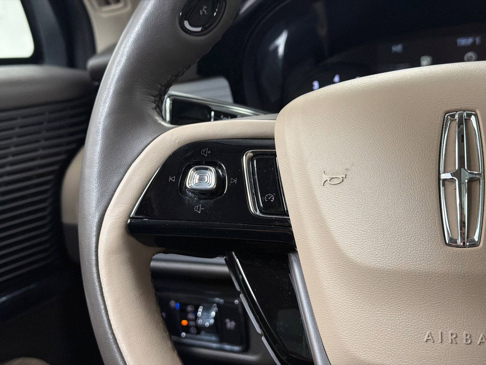 Used 2022 Lincoln Corsair AWD w/ Premium Package image 23