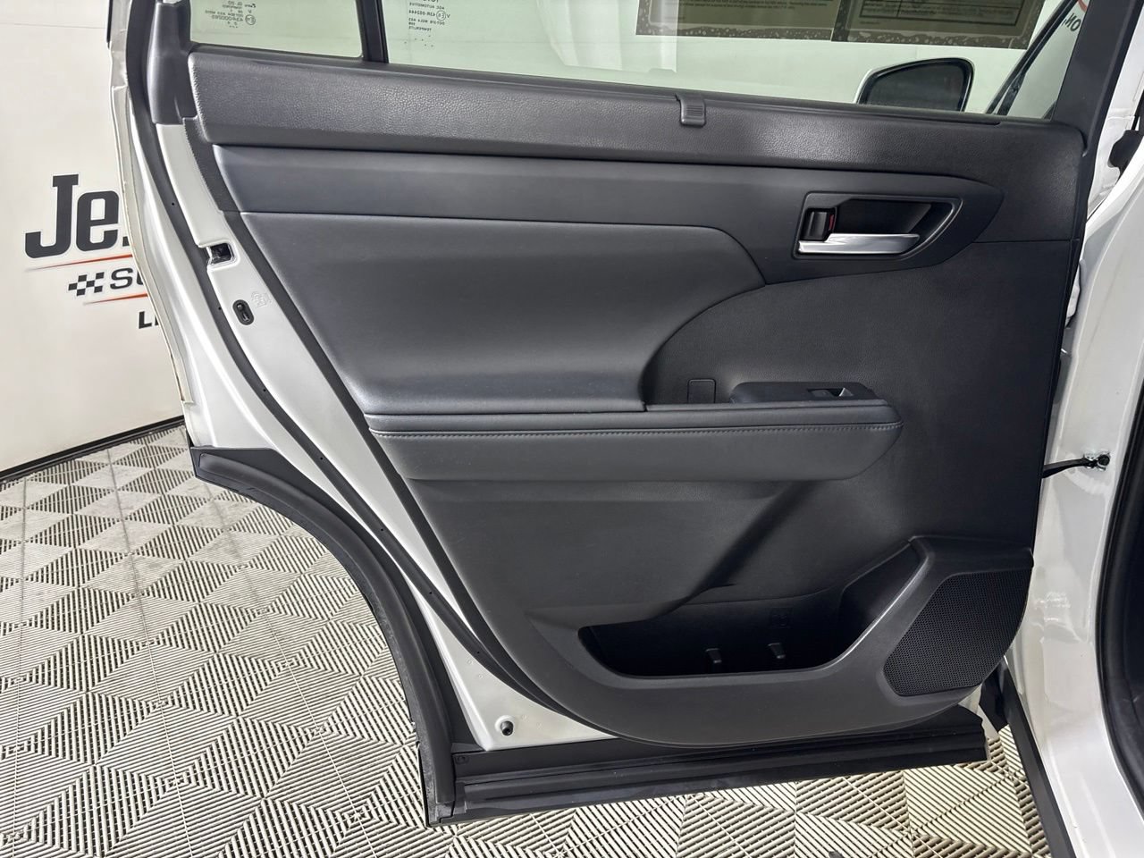 Used 2021 Toyota Highlander XLE FWD image 22