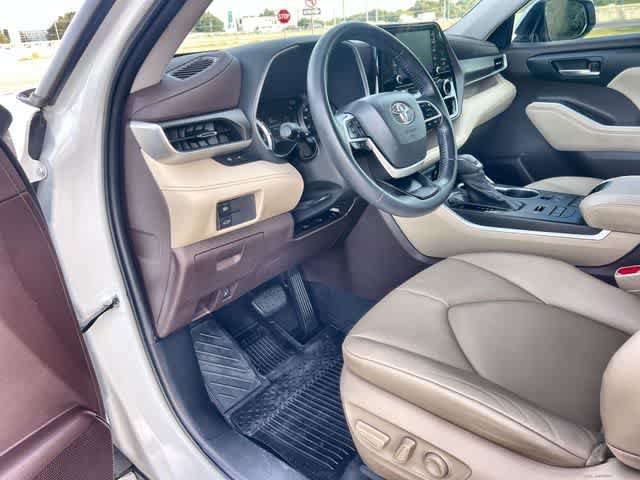 Used 2022 Toyota Highlander XLE AWD/4WD image 3