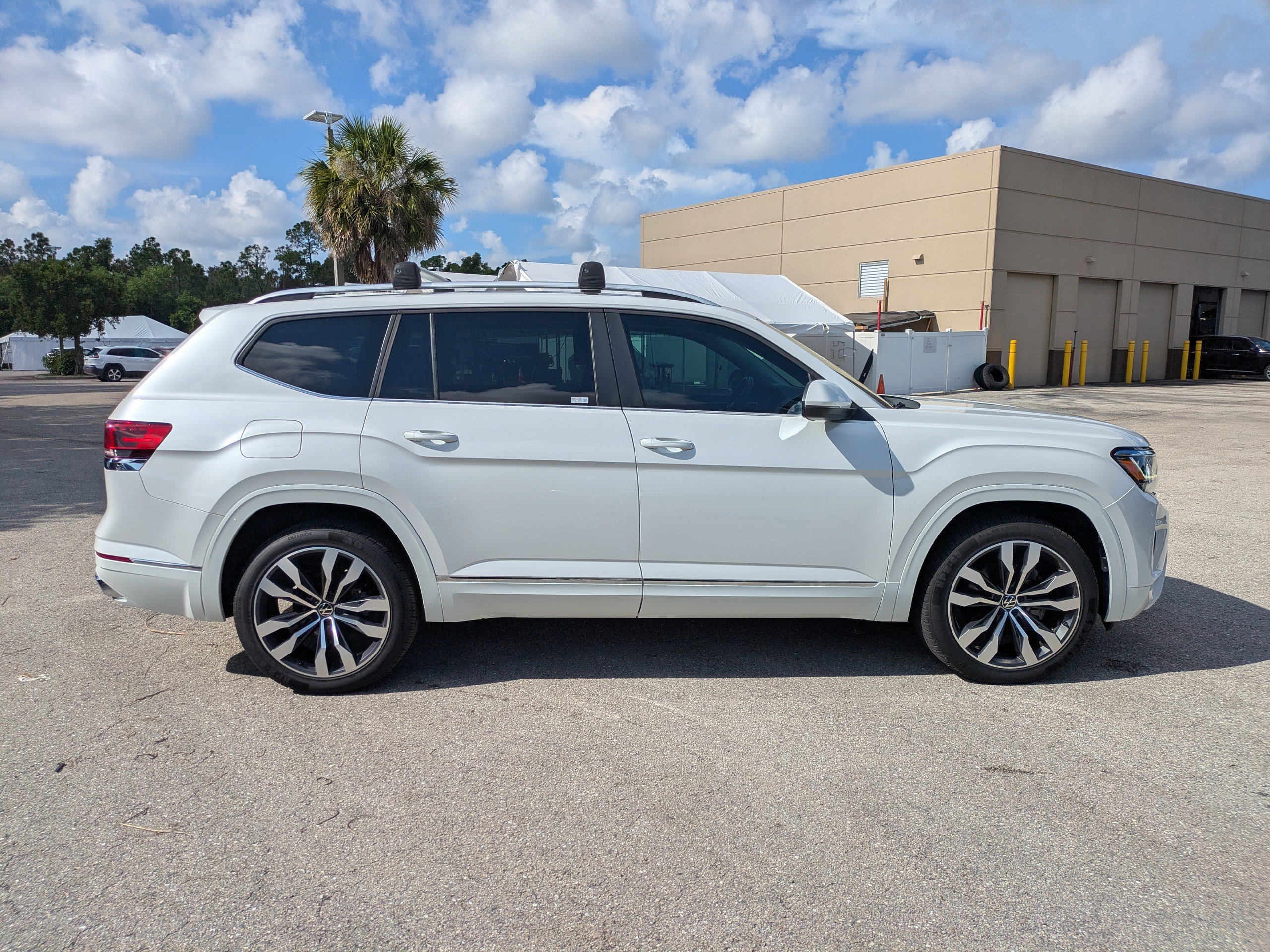 Used 2023 Volkswagen Atlas SEL AWD/4WD image 3