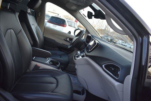 Used 2024 Chrysler Pacifica Touring-L FWD image 15