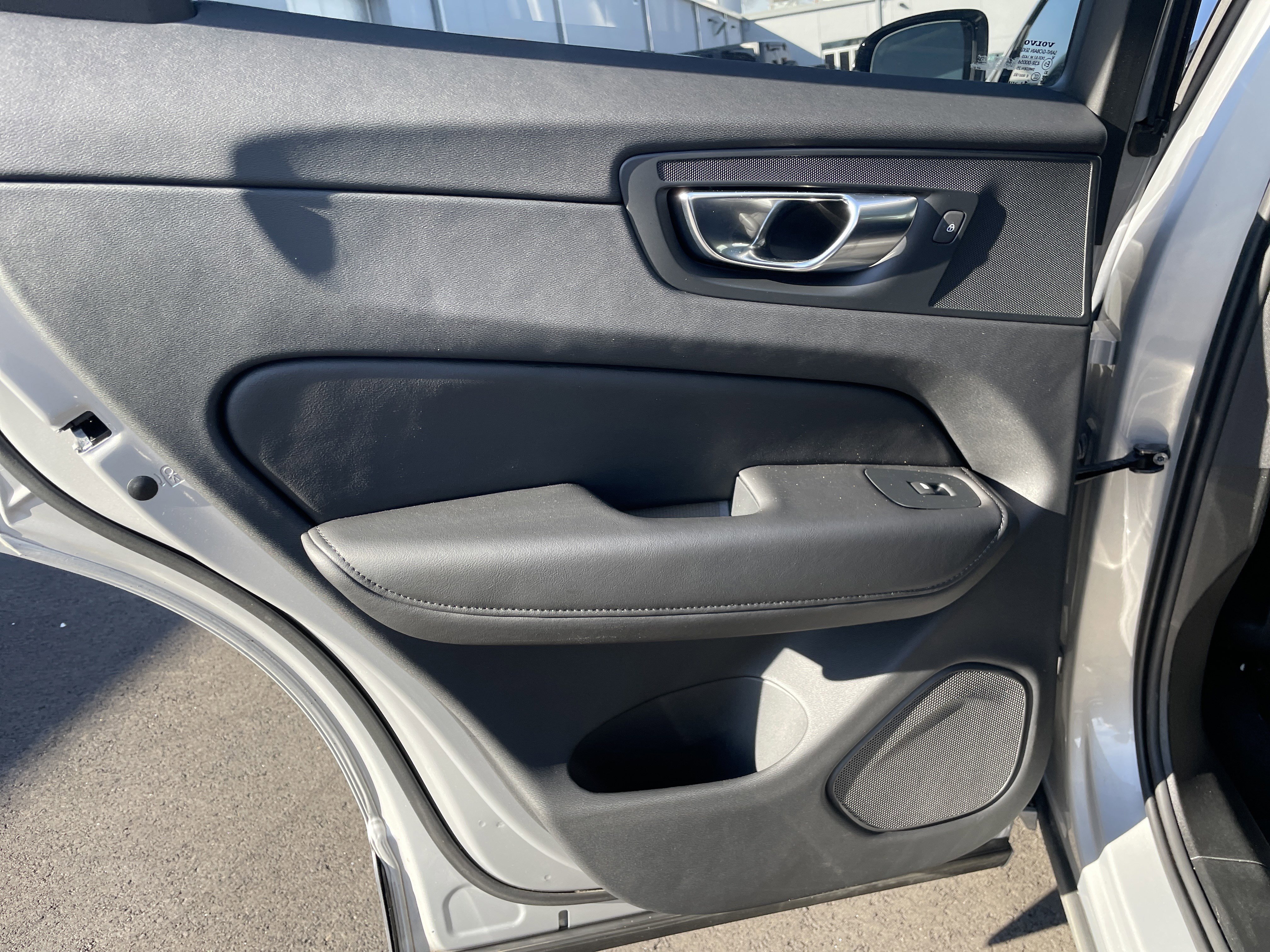 Used 2025 Volvo XC60 B5 Plus image 27