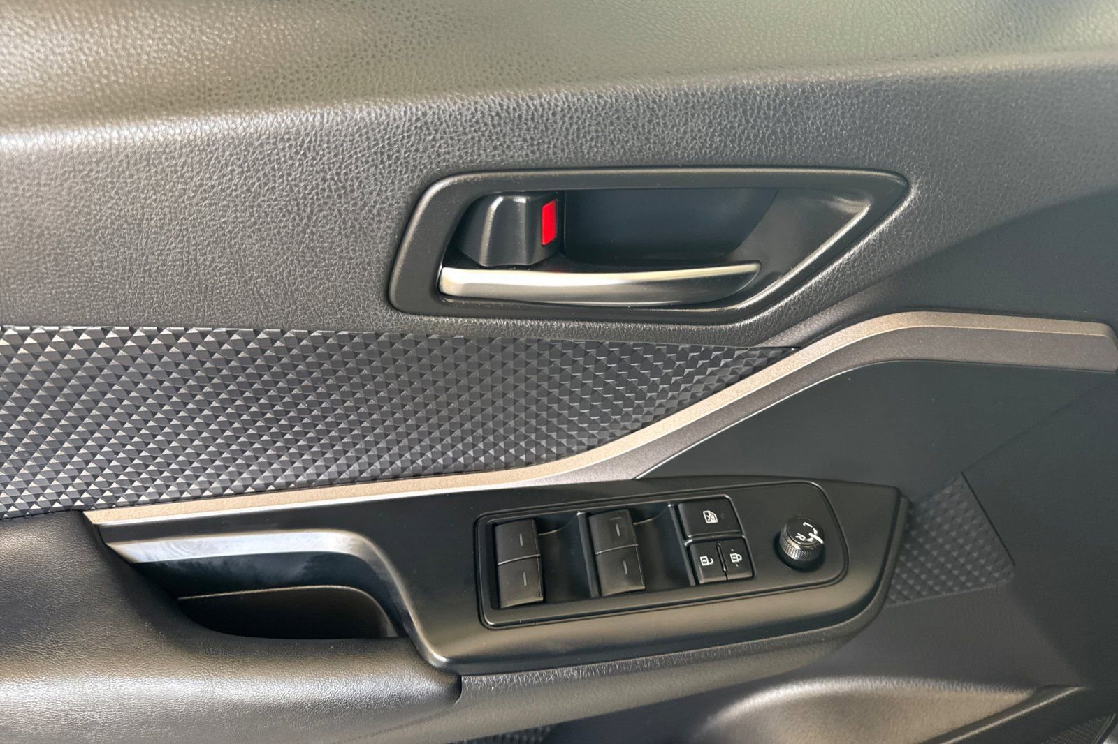 Used 2021 Toyota C-HR LE image 11