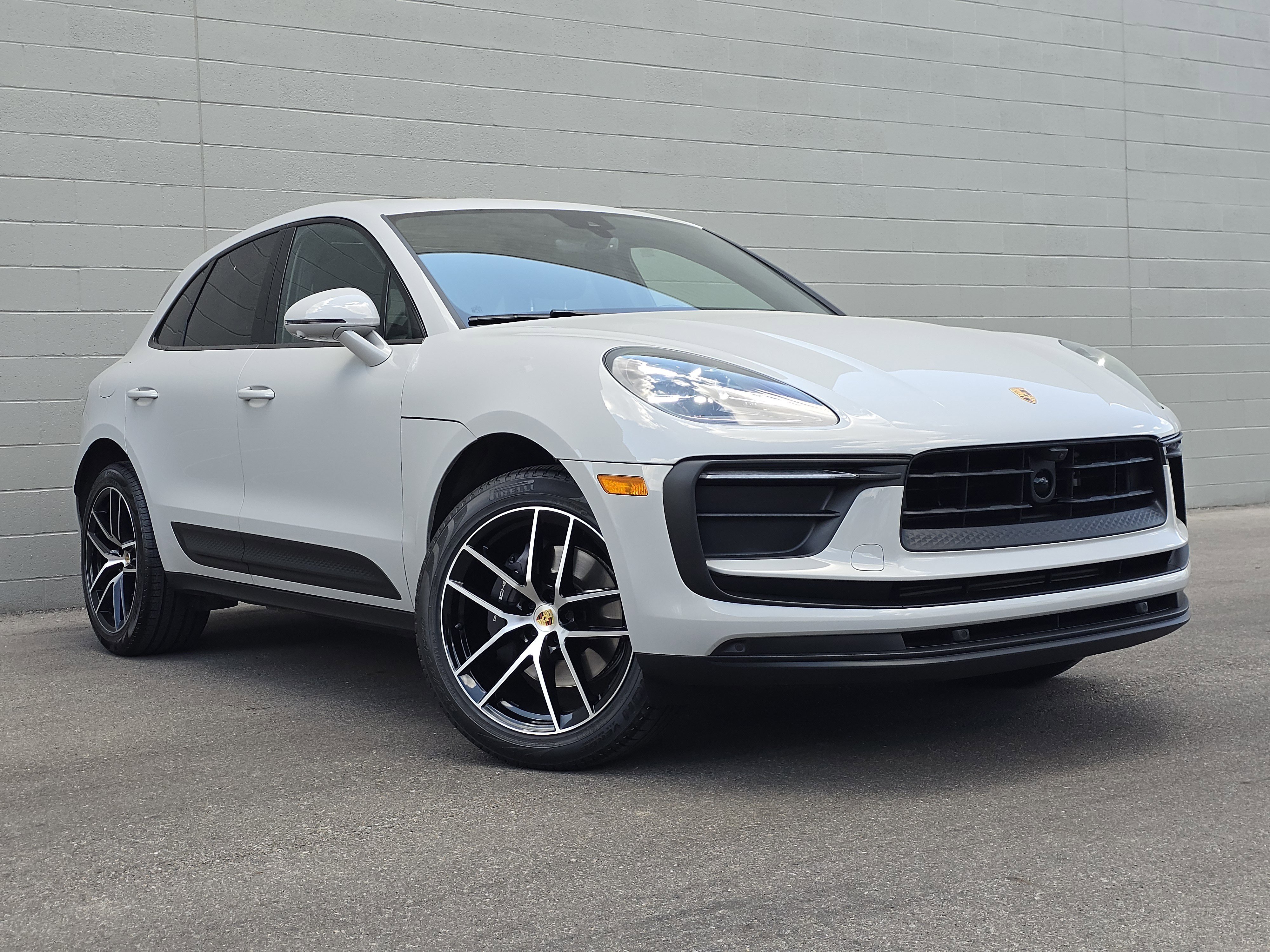 Certified 2025 Porsche Macan image 7
