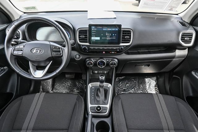 Certified 2025 Hyundai Venue SEL image 18