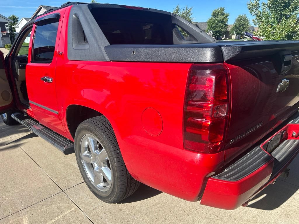 Used 2011 Chevrolet Avalanche LTZ AWD/4WD image 10