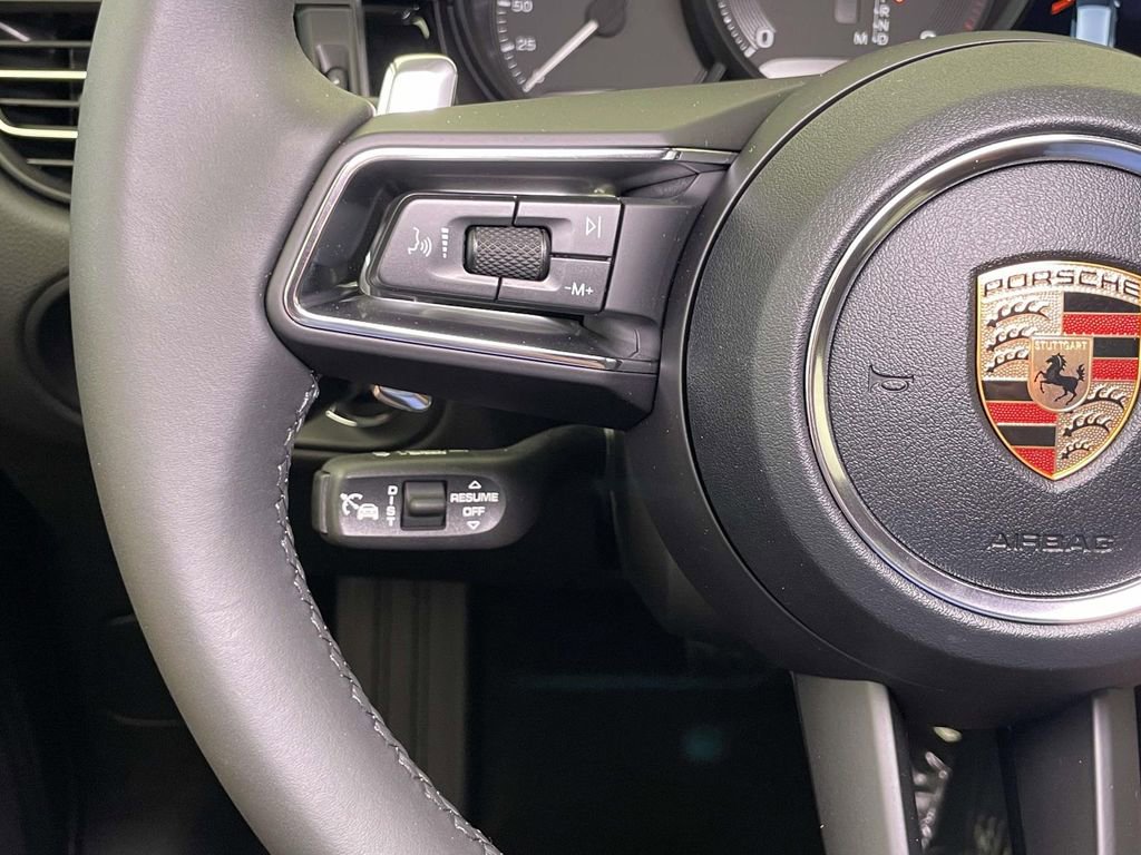 New 2025 Porsche Macan Base image 40