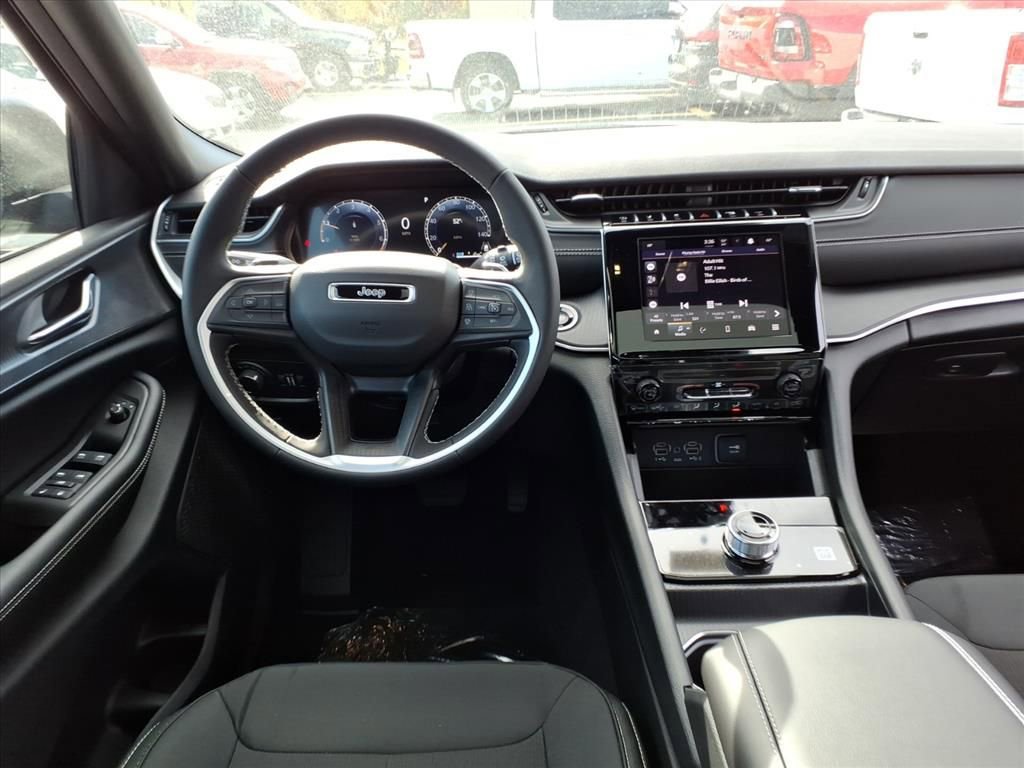 New 2025 Jeep Grand Cherokee L Laredo image 18