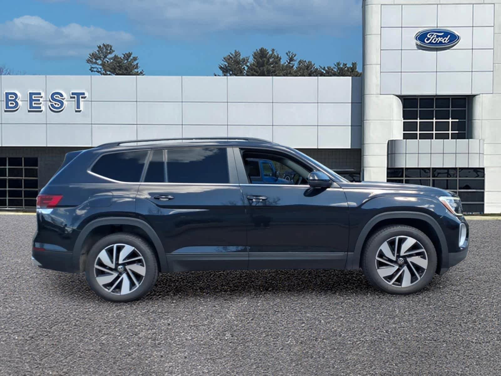 Used 2024 Volkswagen Atlas SE AWD/4WD image 2