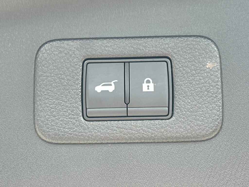 Used 2024 Nissan Armada Platinum w/ Captain's Chairs Package RWD image 16