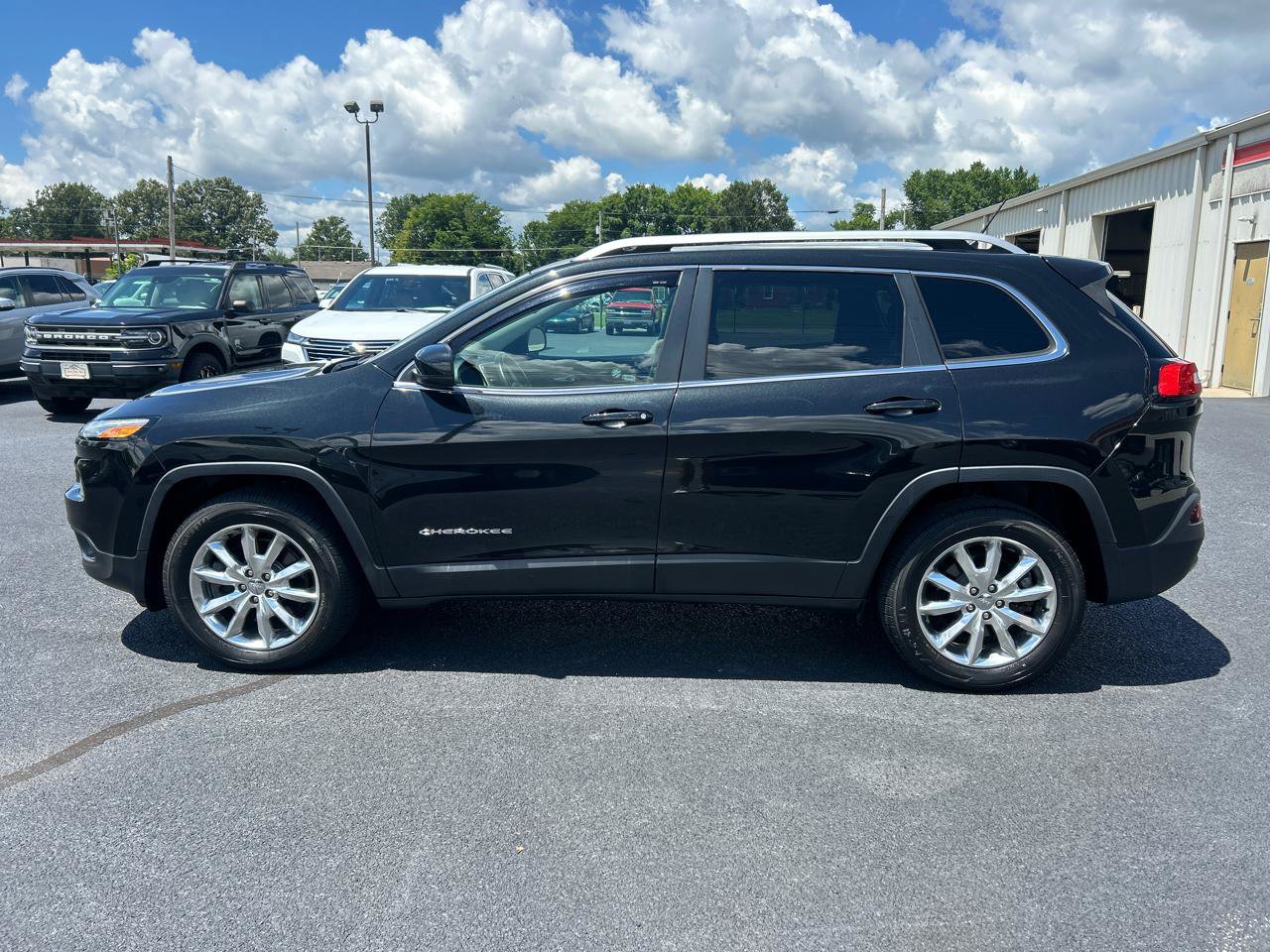 Used 2015 Jeep Cherokee Limited w/ Luxury Group AWD/4WD image 8