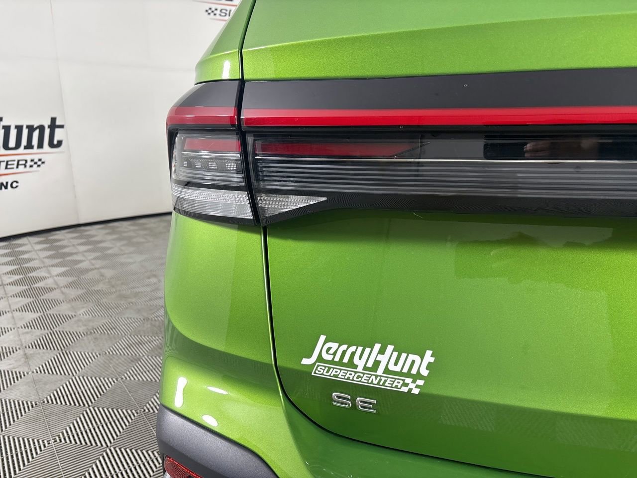 Used 2025 Volkswagen Taos SE w/ Black Wheel Package image 30