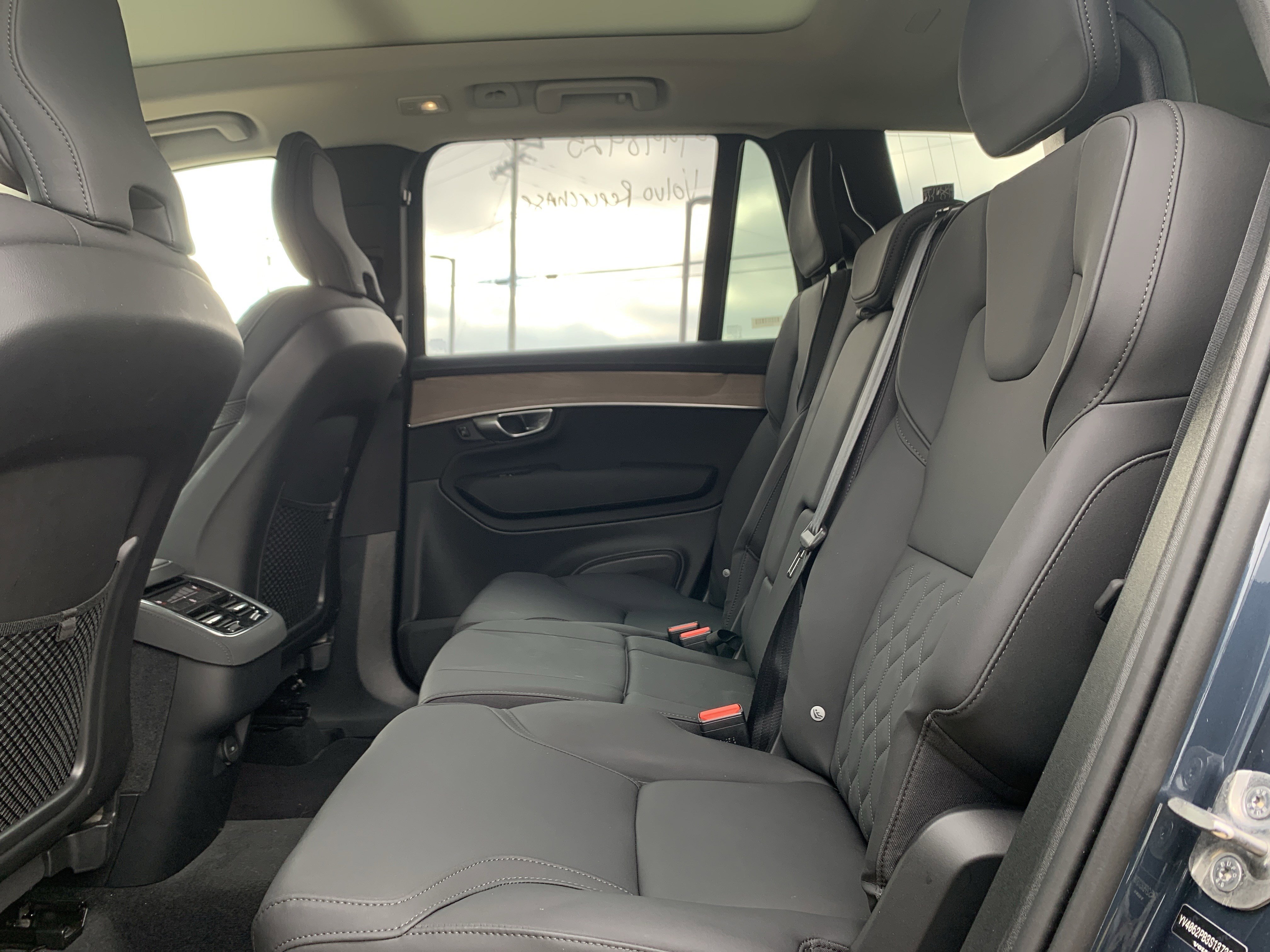 Used 2025 Volvo XC90 B6 Plus image 32