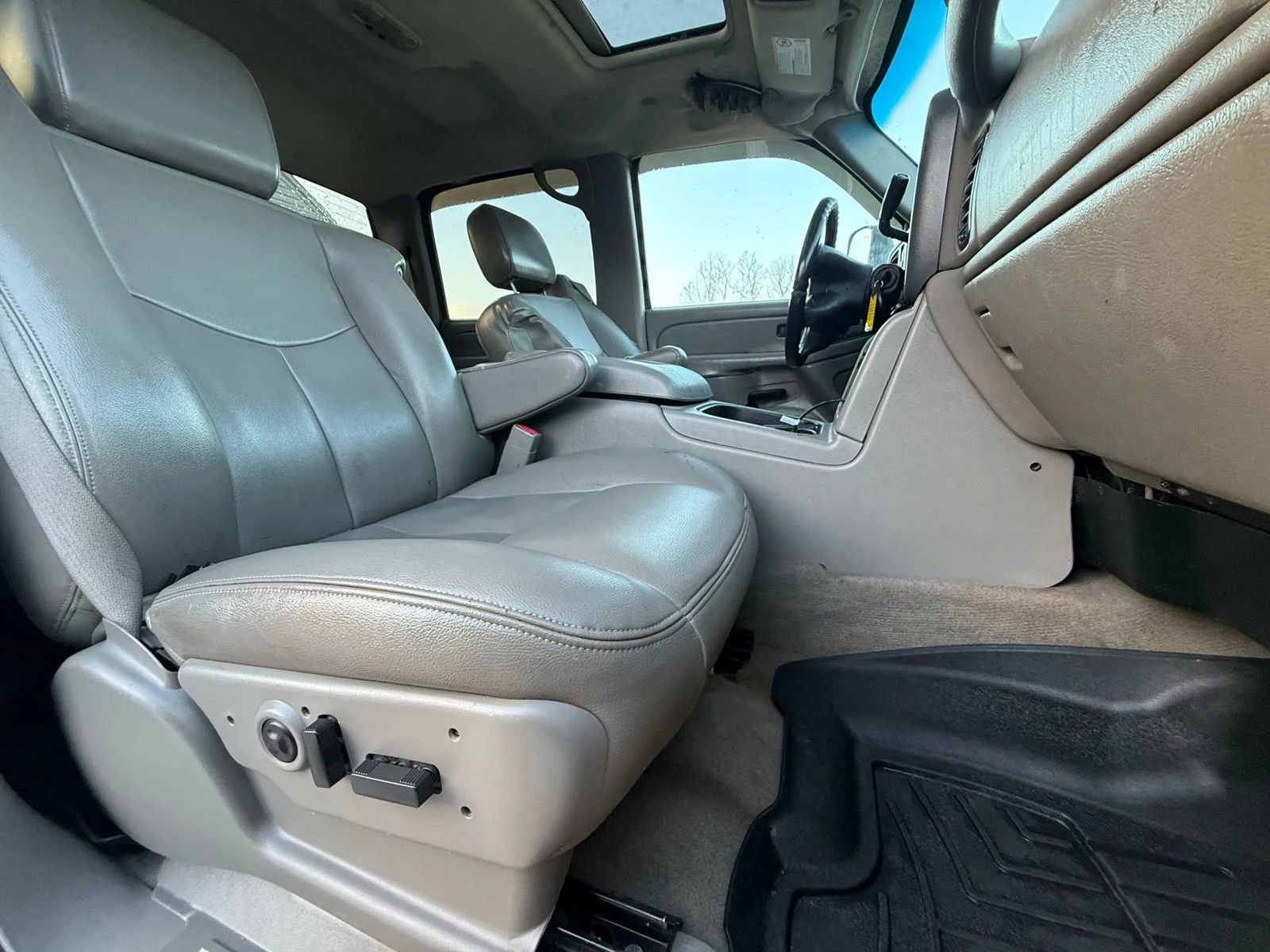 Used 2005 Chevrolet Silverado 2500 LT w/ Heavy-Duty Power Package image 15