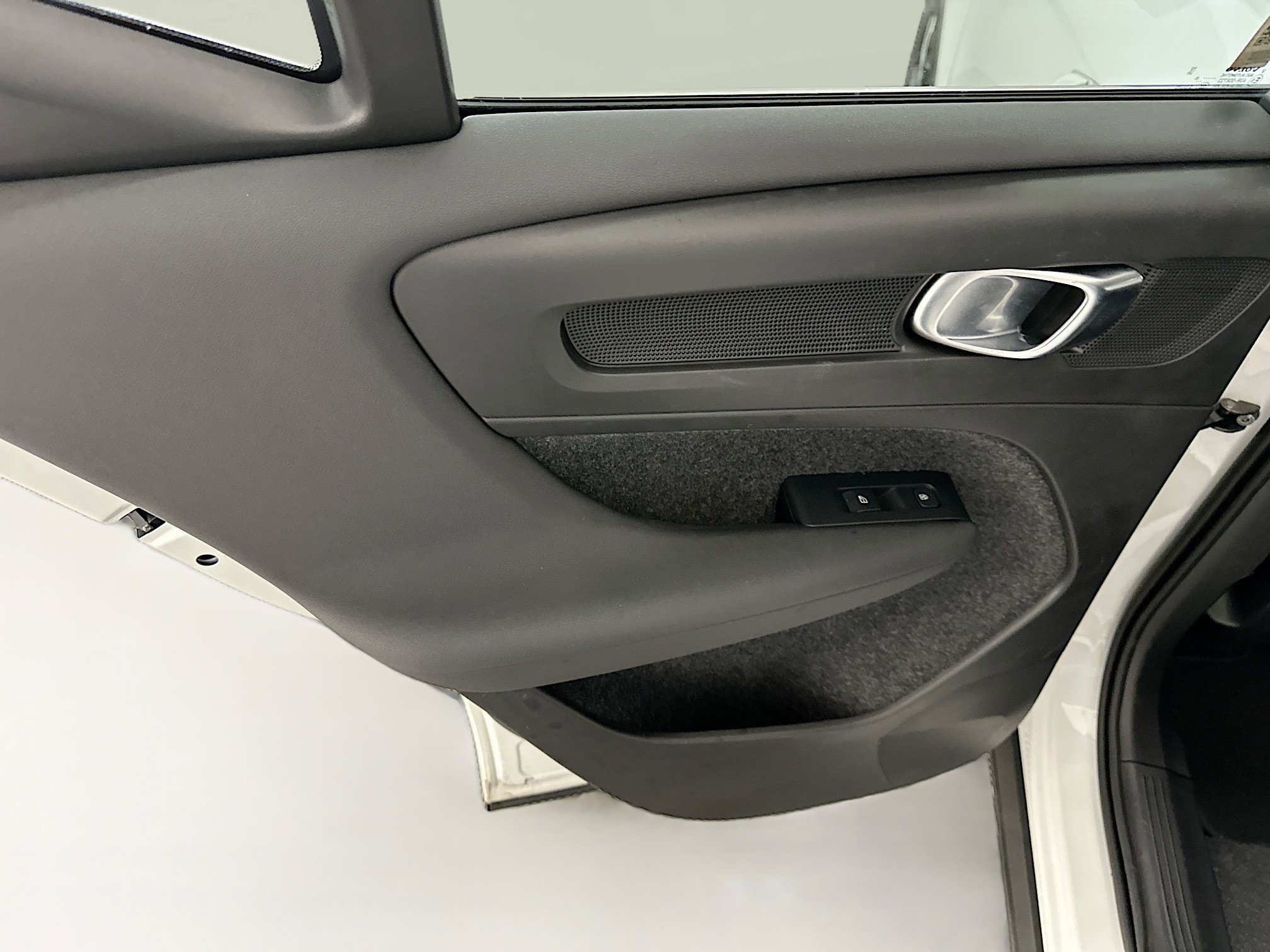 Used 2025 Volvo XC40 B5 Core image 27