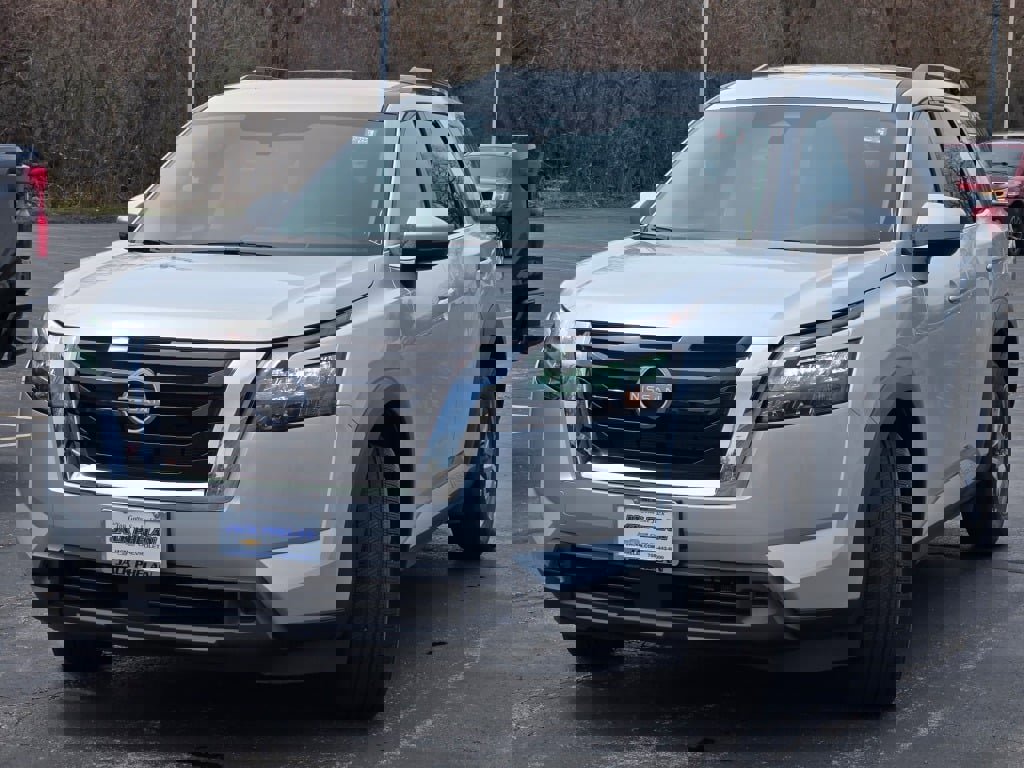 Used 2025 Nissan Pathfinder SV image 5