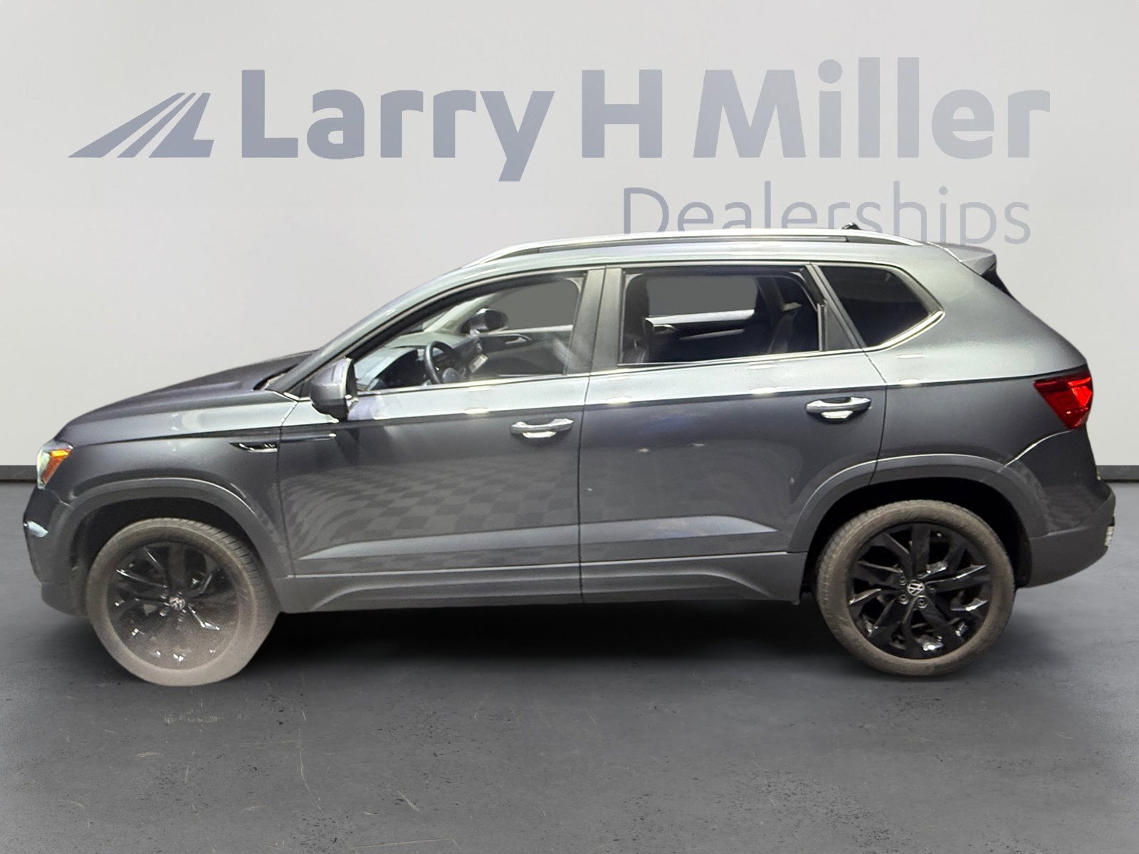 Used 2023 Volkswagen Taos SE w/ Panoramic Sunroof Package FWD image 2