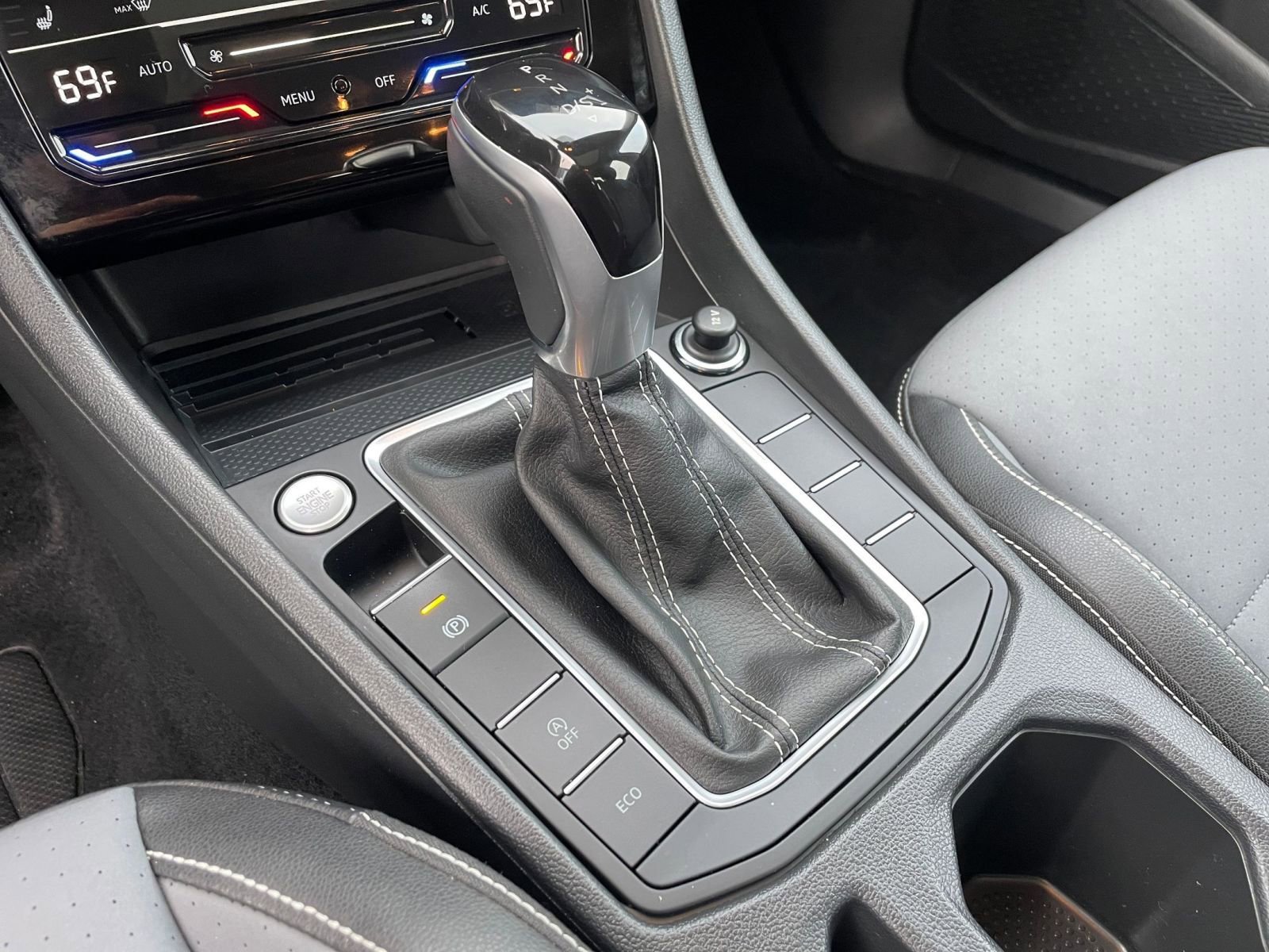 Used 2025 Volkswagen Jetta SE image 41