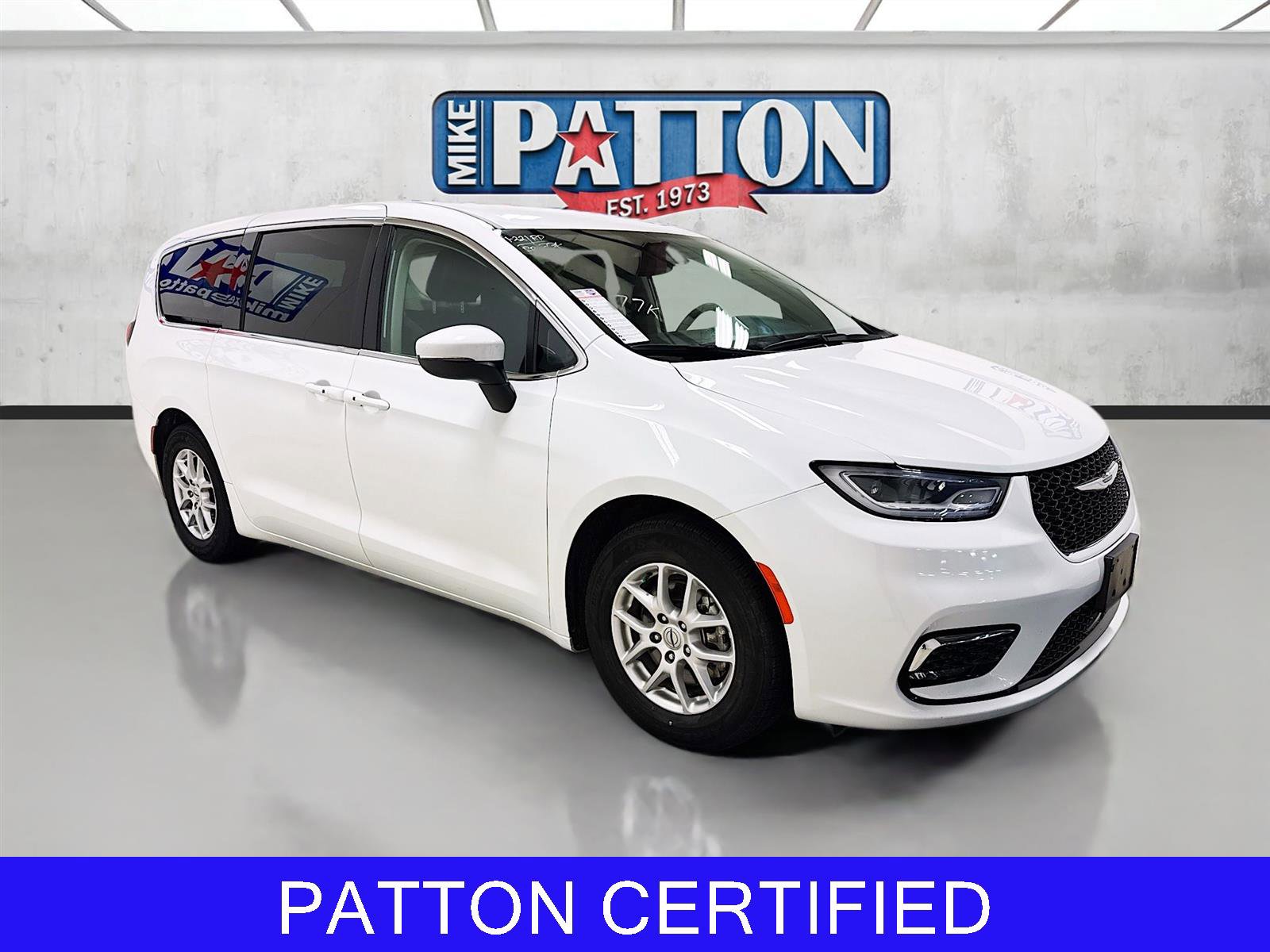 Used 2023 Chrysler Pacifica Touring-L image 1