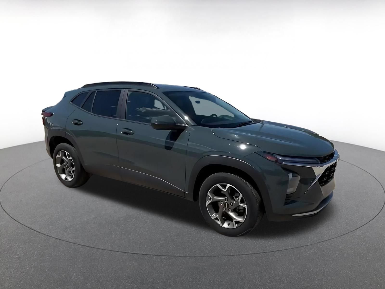Used 2025 Chevrolet Trax LT w/ LT Convenience Package FWD image 2