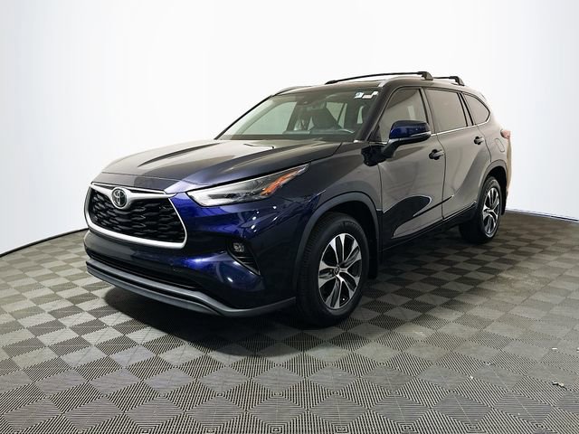 Used 2022 Toyota Highlander XLE AWD/4WD image 4