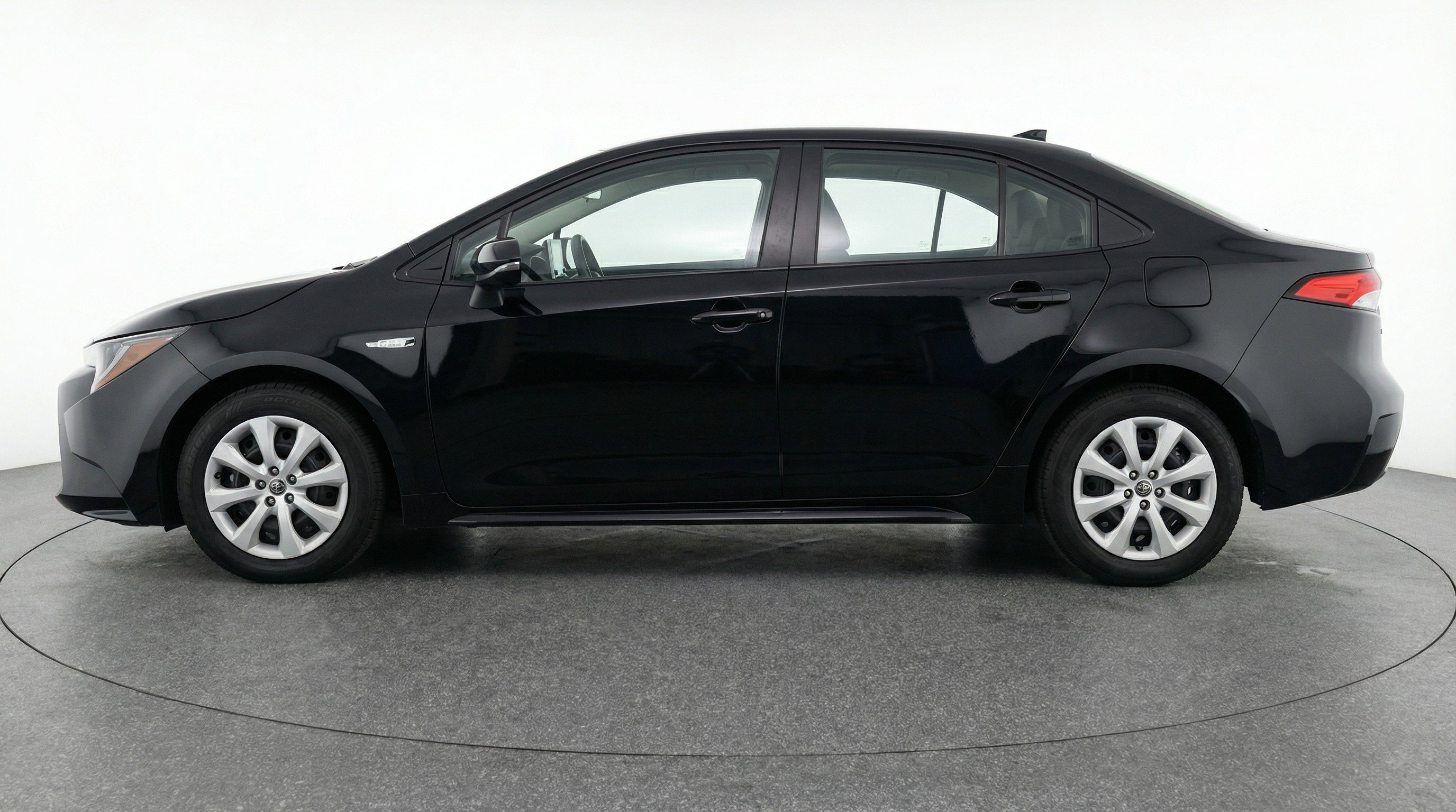 Used 2025 Toyota Corolla LE FWD image 5