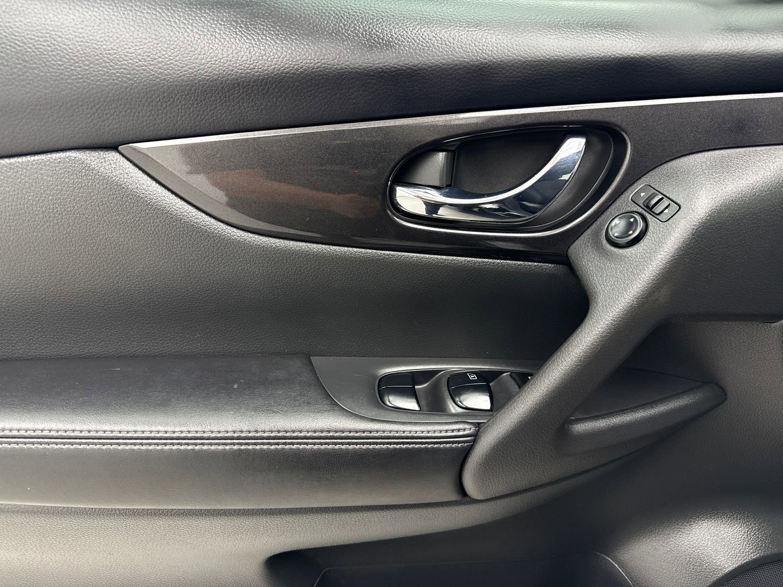 Used 2018 Nissan Rogue SV image 32