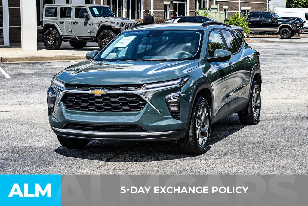 Used 2025 Chevrolet Trax LT FWD image 3