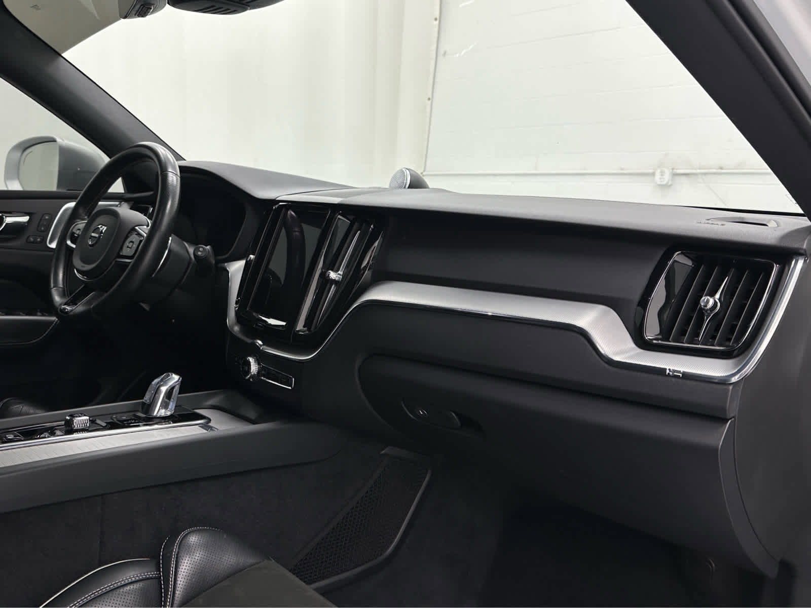 Used 2018 Volvo XC60 T8 R-Design w/ Convenience Package image 17