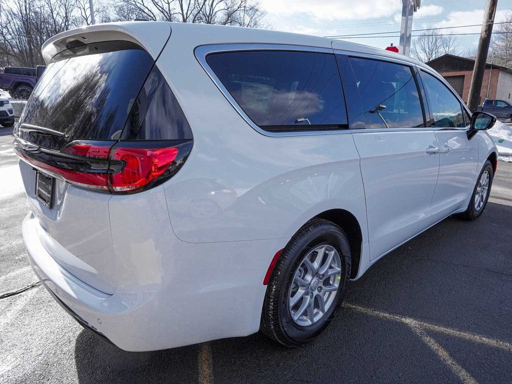 New 2026 Chrysler Pacifica Select FWD image 5