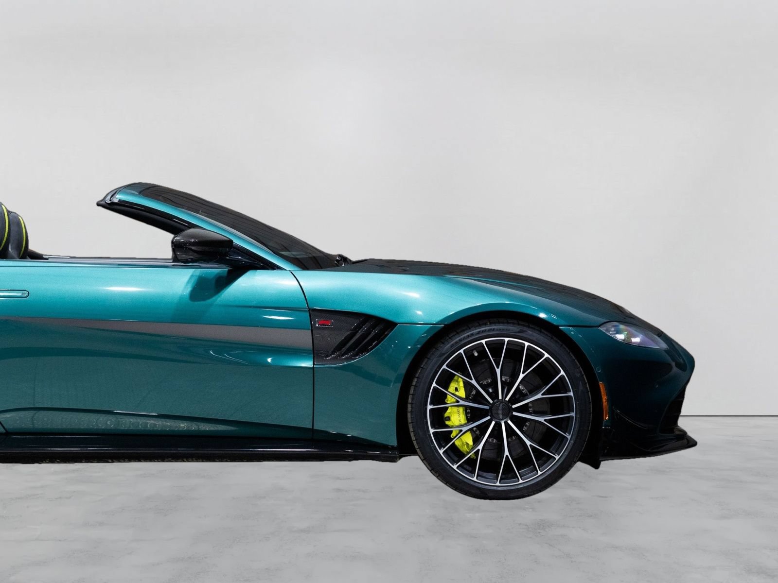 Used 2023 Aston Martin V8 Vantage Roadster RWD image 14