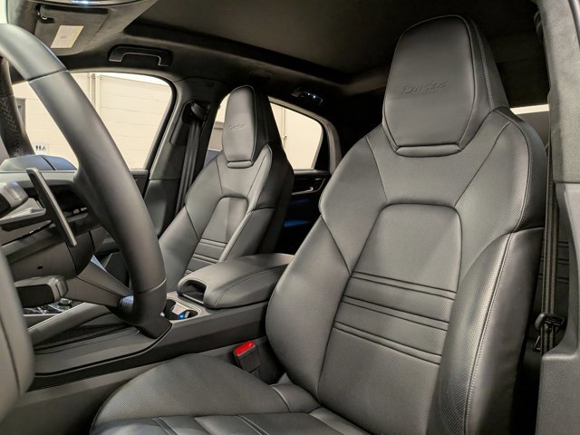 Used 2024 Porsche Cayenne Turbo image 5