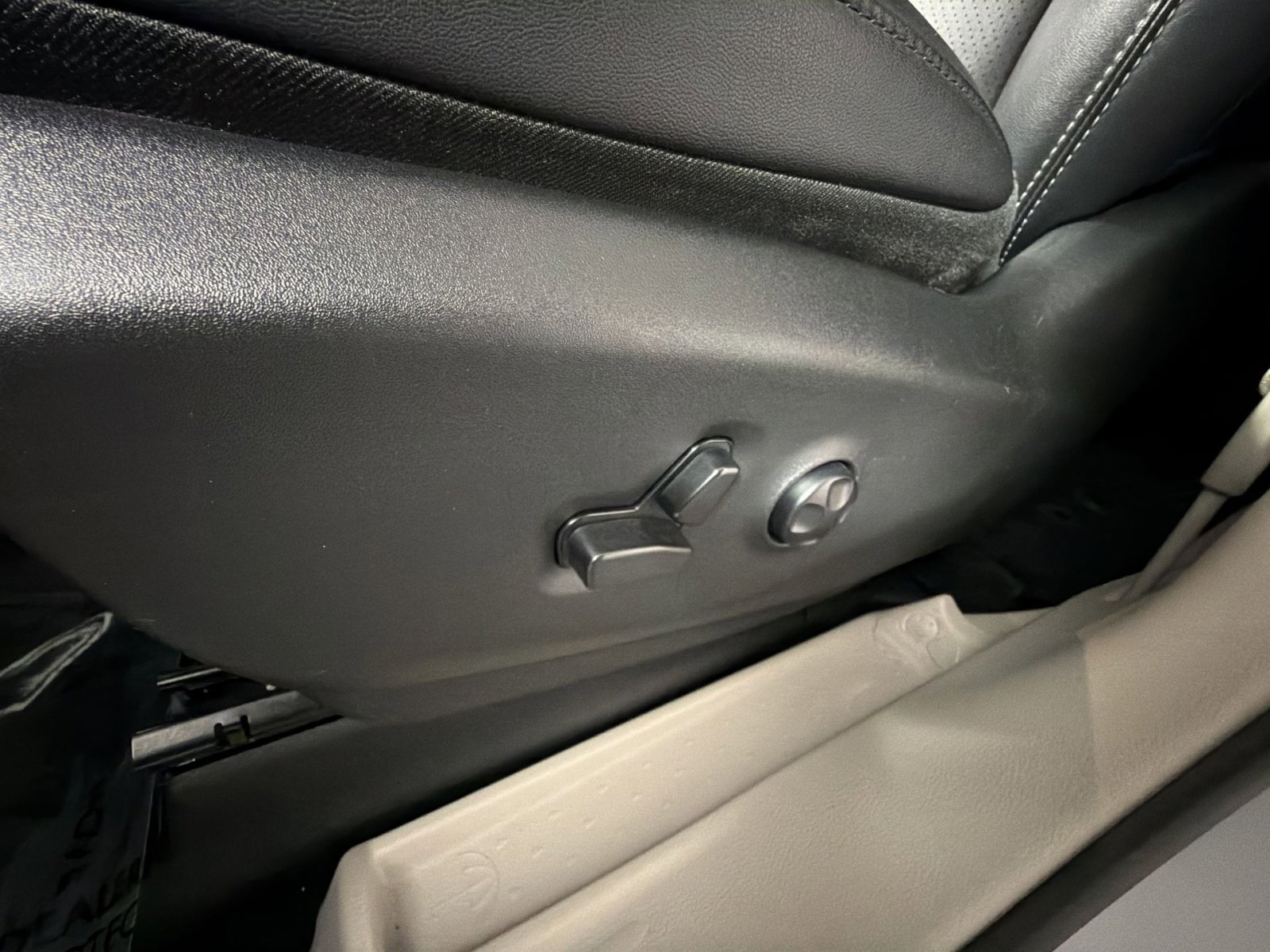 Used 2024 Chrysler Pacifica Touring-L image 14