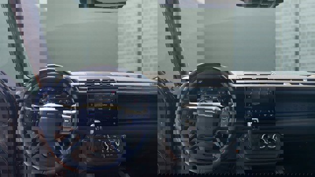 Used 2025 Land Rover Defender 110 X-Dynamic SE image 20