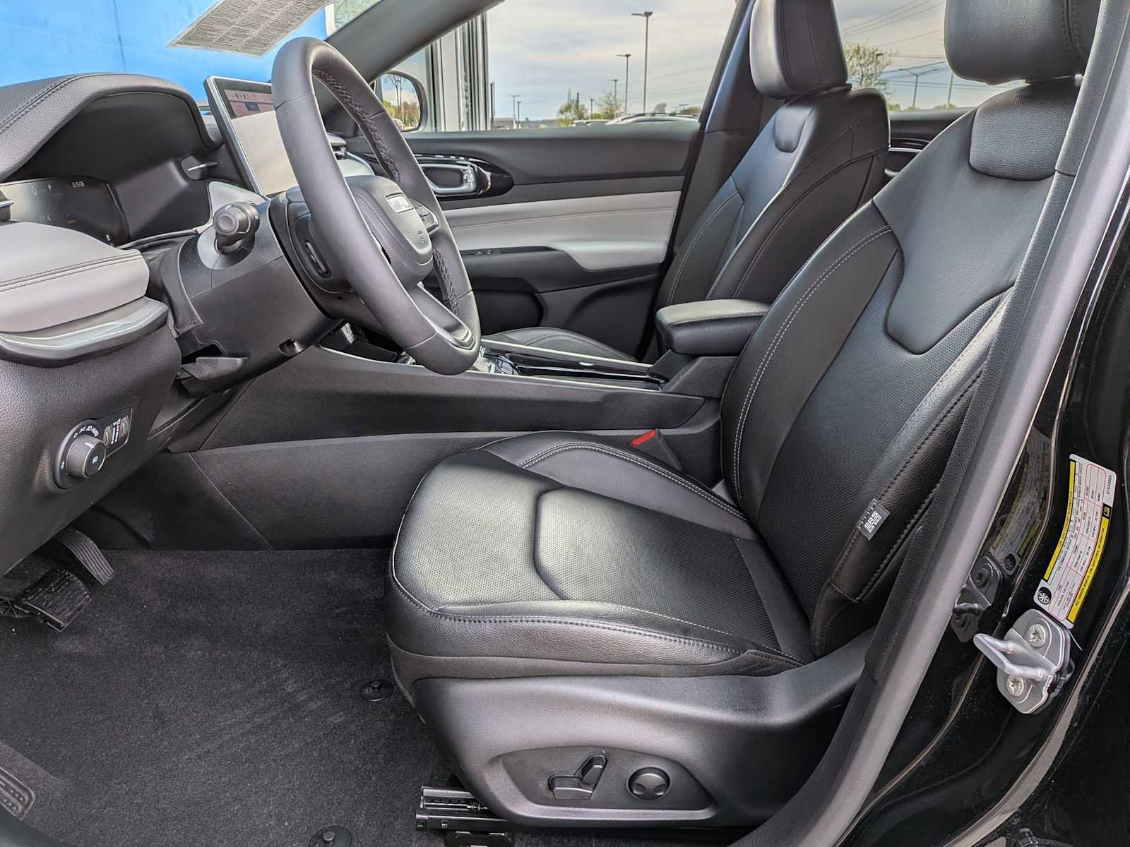Used 2025 Jeep Compass Limited w/ Elite Group AWD/4WD image 15