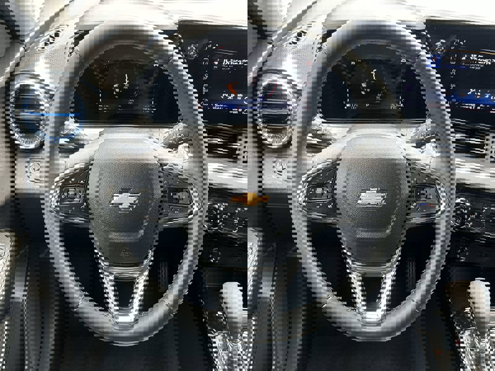 Used 2025 Chevrolet Trax LT w/ LT Convenience Package image 19