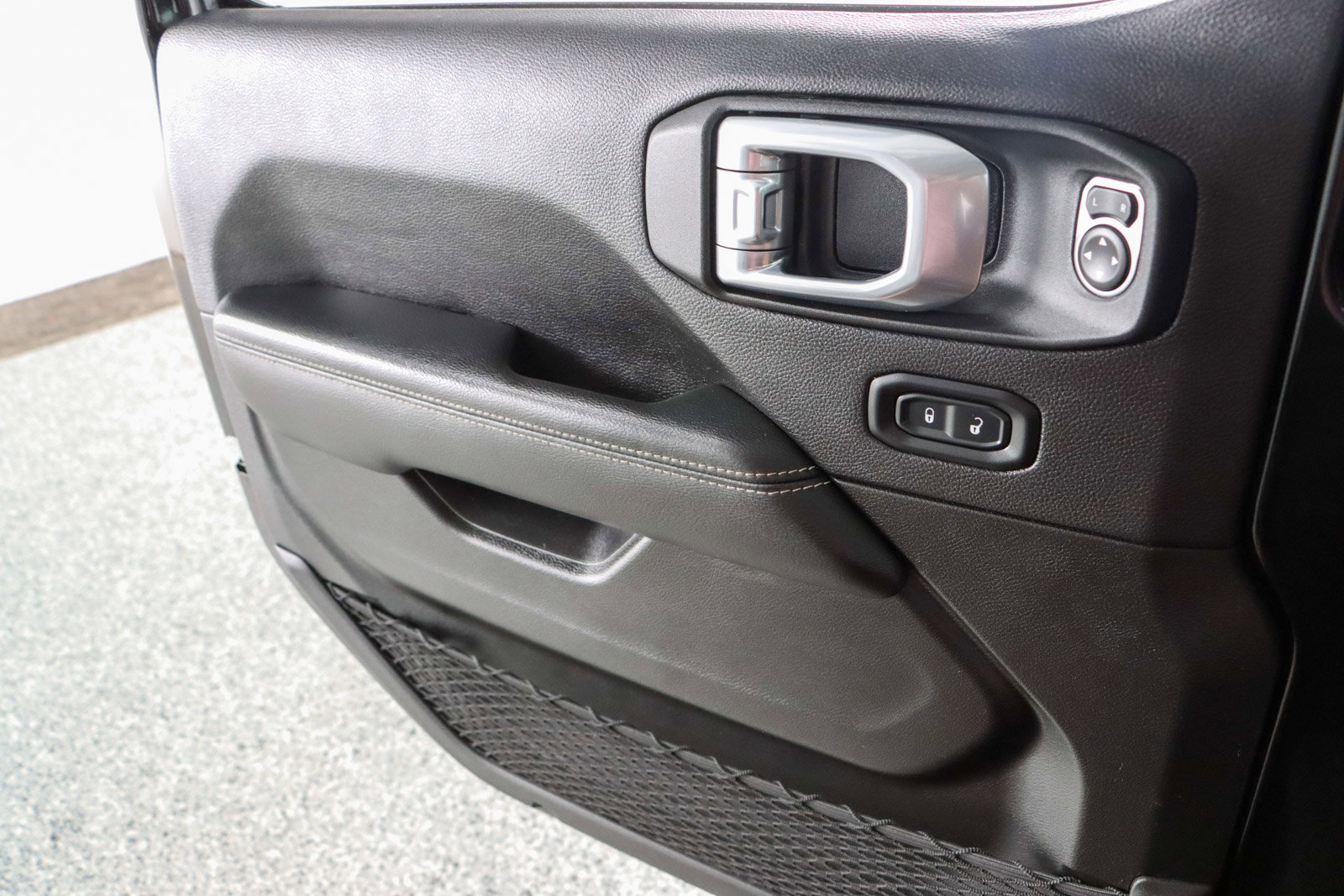 Used 2022 Jeep Wrangler Unlimited Sahara AWD/4WD image 22